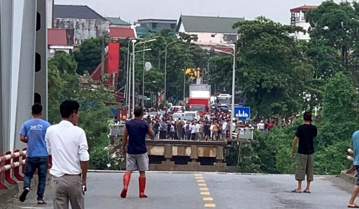 Bridge collapses in Phu Tho, many people and vehicles fall into river